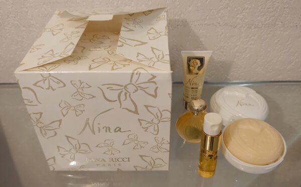 COFFRET NINA - EDT 6 ML + Savon 25 g + Huile Corps 4 ML + Creme 10 ML de RICCI