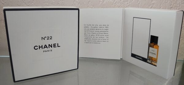 N° 22 - Boite Cartonnée avec Livret - EDT 4 ML de CHANEL