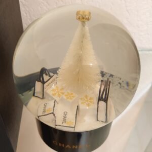 BOULE A NEIGE DE NOEL CHANEL - Sapin Blanc de CHANEL