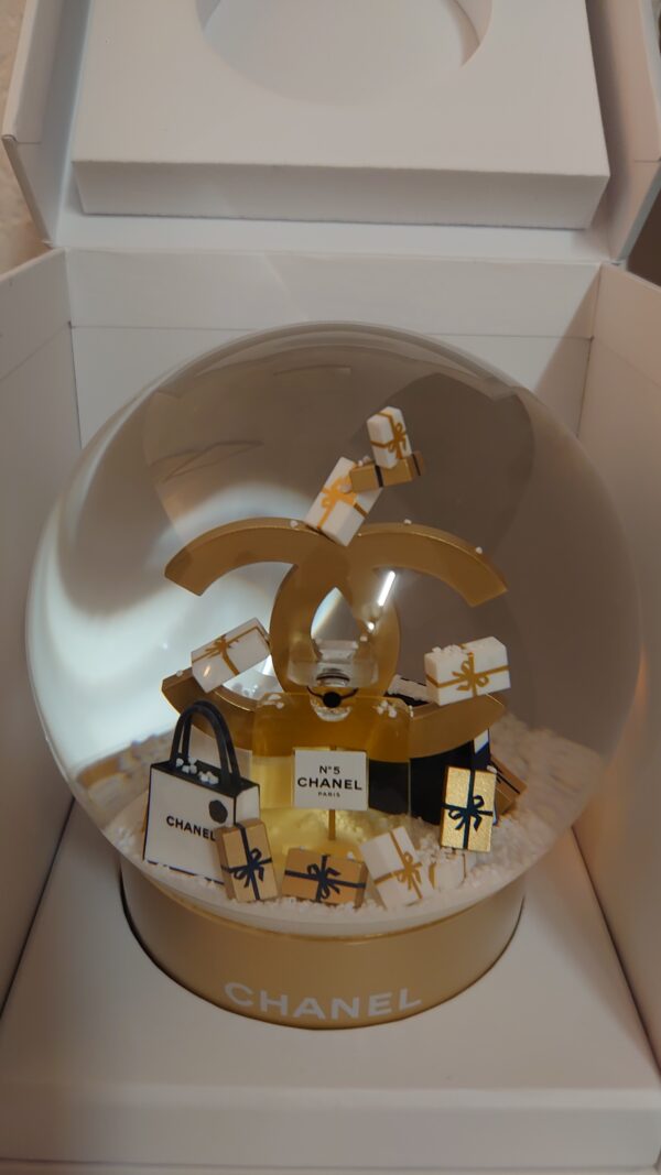 N° 5 - Boule a Neige Dorée de CHANEL
